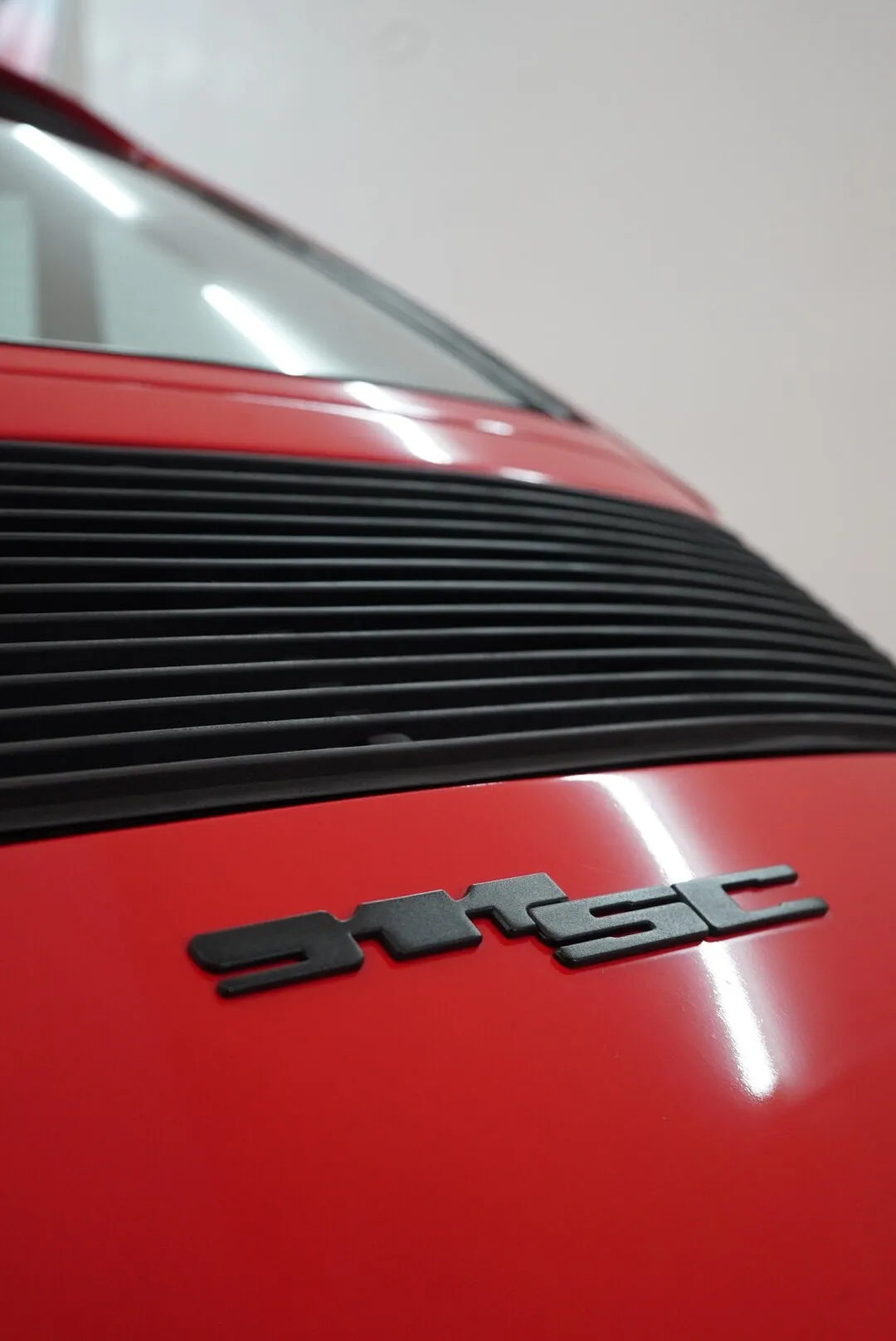 Close-up of the 911SC badge on the rear grille